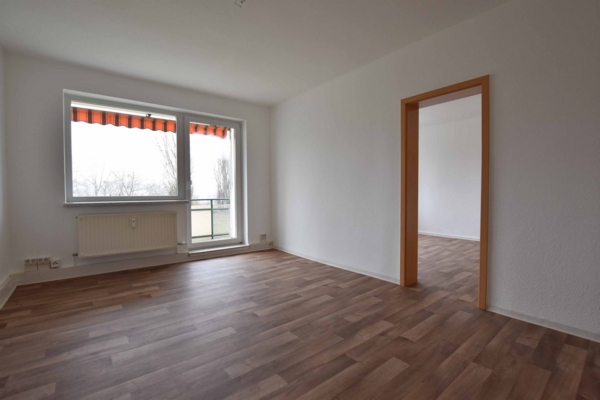 Muster-Wohnzimmer mit Balkon