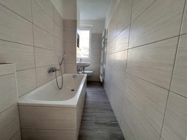 Bad mit Wanne und Fenster